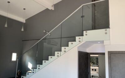 Choisir le garde-corps en verre et aluminium pour moderniser vos espaces intérieurs