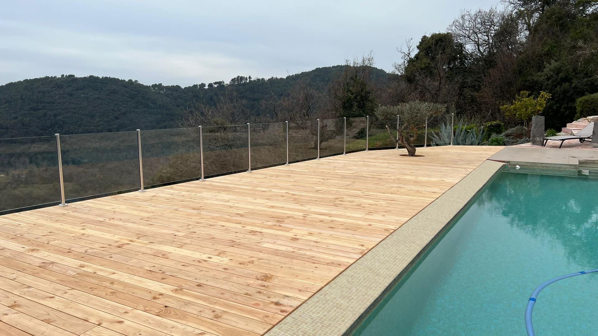 Garde-corps de piscine en verre en rive de terrasse bois, r&eacute;alisation Green Aluminium &agrave; Grasse