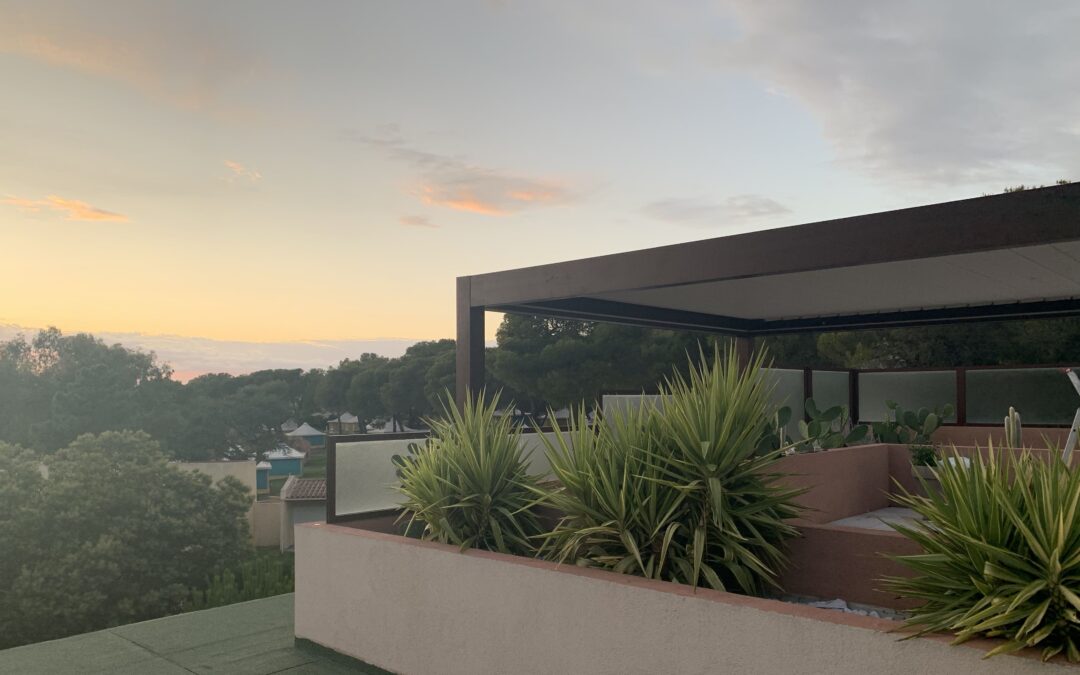 Intégrer une pergola bioclimatique dans l’aménagement paysager